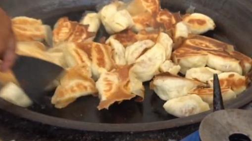 丝瓜|山东80岁老奶奶卖水煎包，3毛1个现包现吃，方圆百里客人为他而来