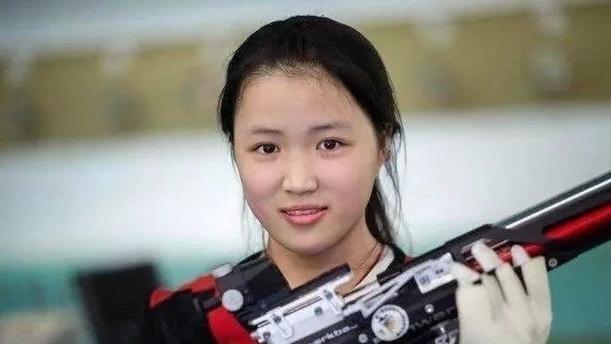 静静聊澸情|开挂般的人生！清华学历加持，获赠500万住房，冠军绝不只是运气