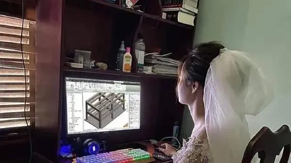 柯以男|神回复：这才是真正的女强人，要参加婚礼了也不忘记自己手头的工作