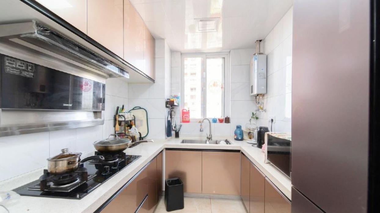 128㎡四居室，主卫走廊装满衣柜，秒变步入式衣帽间，仪式感满满