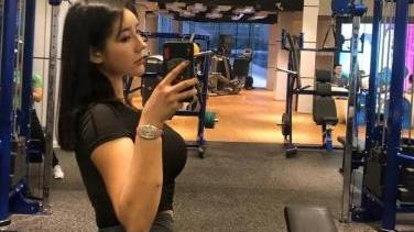美女车模 “性感车模”刘太阳，臀围110cm，网友：“凹凸曼”身材吸睛