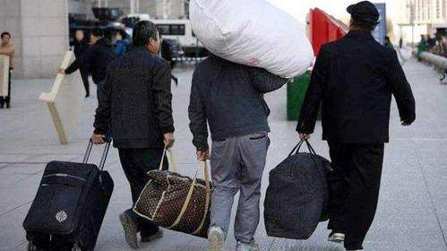 农田撂荒，是农村人享受生活了？其实不然，那是你不了解农村