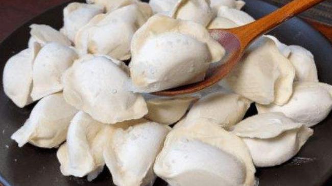 |煮冻饺子沸水下锅，难怪煮不好！做好3步，饺子不破皮不粘锅?