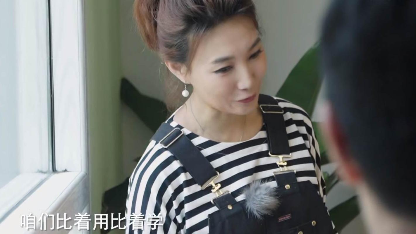 背带裤|李梓萌私下真洋气，扎高马尾和新闻里差距好大，穿背带裤哪像43岁