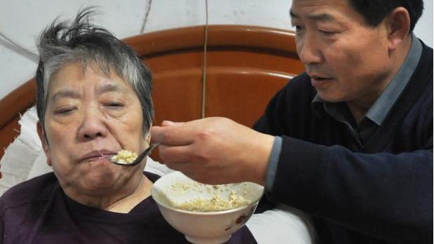胡子鱼情感 58岁男保姆坦言：工作看似简单轻松，实则像老公一样，一刻不离身