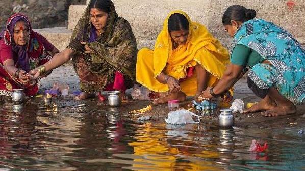 恒河水中到处是尸体与垃圾，为什么印度人仍在洗澡喝水，不脏吗？