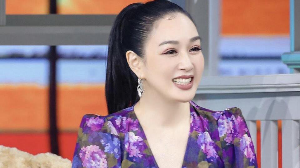 高马尾|钟丽缇终于不装嫩！扎高马尾配漫画裙优雅端庄，跟女儿同框像姐姐