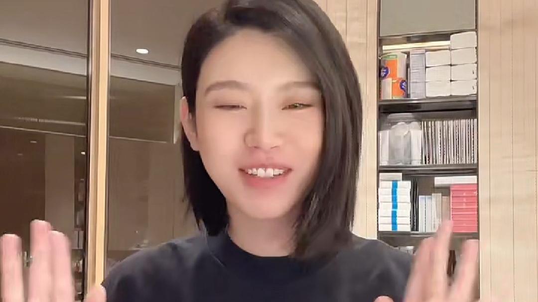 奚梦瑶 奚梦瑶素颜出镜皮肤好，脸部显浮肿，为配件买上万元护肤品太壕气