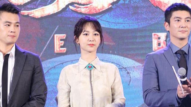 西布曲明 杨紫太适合“清纯”风了，剪了一头短发穿衬衫，看着舒服养眼
