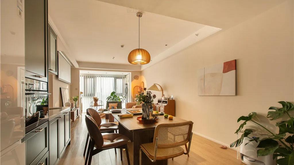 107㎡简约复古，以简洁为主，通过大胆的粉咖色搭配，再加入清新优雅的软装布置，营造出一