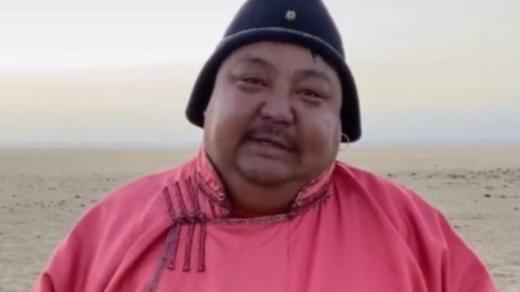 |恩克炖肉“废肚子”，比手腕还粗的木柴，他用肚子就能掰折