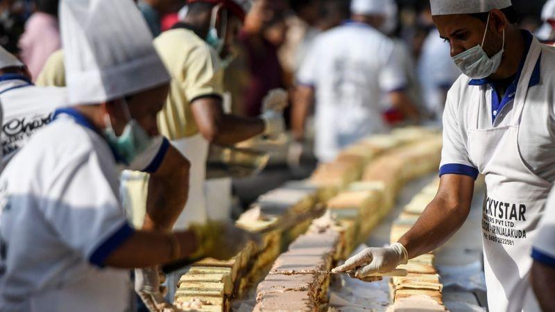 “全球最长蛋糕”在印度喀拉拉邦出炉，全长6.5公里