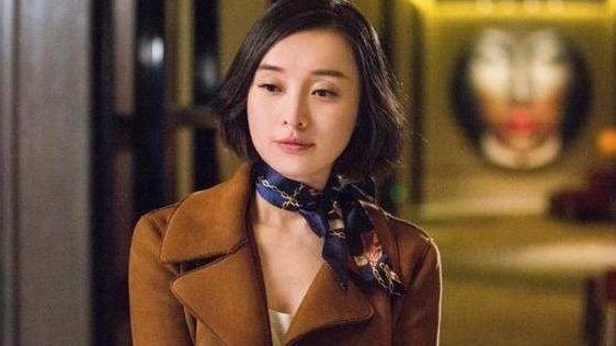 刘海 女人上了年纪后，放弃“刘海”反而气质更高级，看49岁吴越就知道