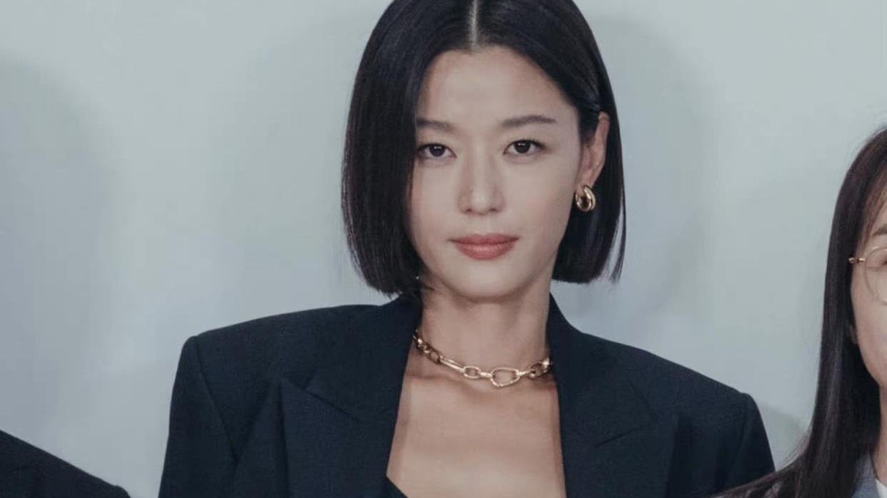 全智贤 39岁全智贤，腹肌配短发，又飒又美，教你如何拥有女神同款马甲线