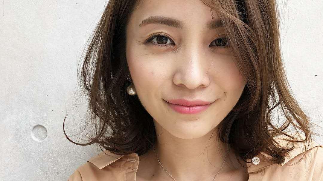 发型 选对发型不显老，给中年女性做发型三个建议：棕色、柔卷、低层次