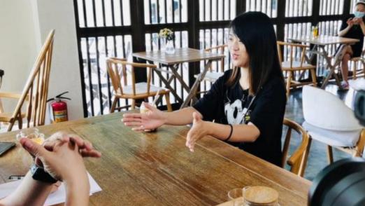 苏炳添喜迎乔迁之喜！与设计师沟通装修想法，爱妻全程陪伴太温柔