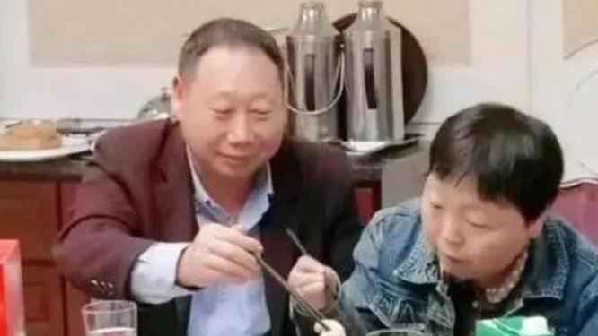 柠重呀 继田静晒家人温馨画面后，杜新枝一家也晒全家福，女儿女婿很幸福