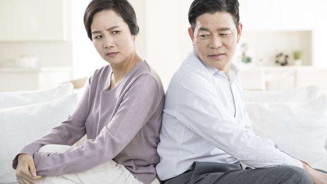 安安漫谈情感|58岁大爷和50岁女人结婚，女人哭诉：他折腾我，大爷：夫妻就这样