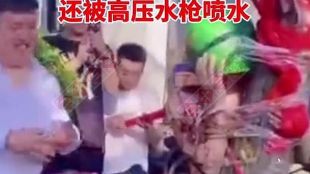 医疗保险 枣庄一新郎婚礼惨被“绿”，被吊起来用水枪呲，网友：太丢人