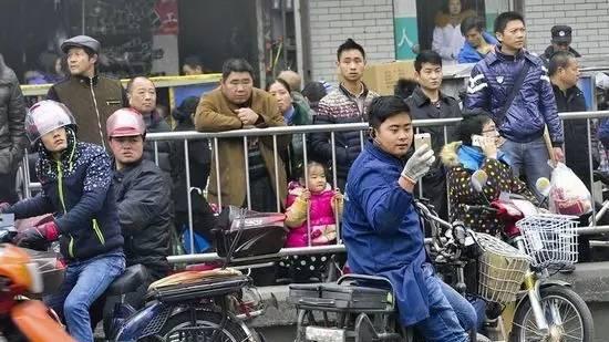 翊昕聊生活 “我在直播间喝农药，50万粉丝刷屏狂欢”：瓶子里不会是尿吧