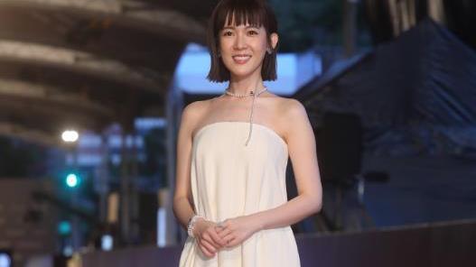 江宏杰|56届金钟红毯：刘品言显壮，郑元畅江宏杰平平无奇，多名女星成广告牌