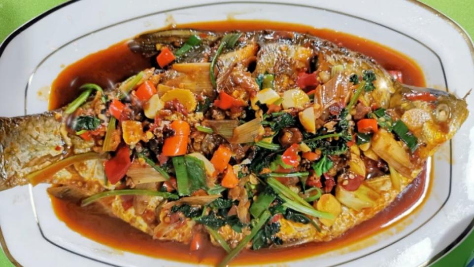 玉米|冬天吃鱼，湖北人爱吃这鱼，鱼肉细嫩入味，好吃到汤汁不剩