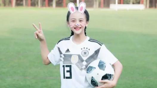 田雨橙|有种“发育过猛”叫田亮女儿，12岁身高近1米7，网友：这腿我酸了