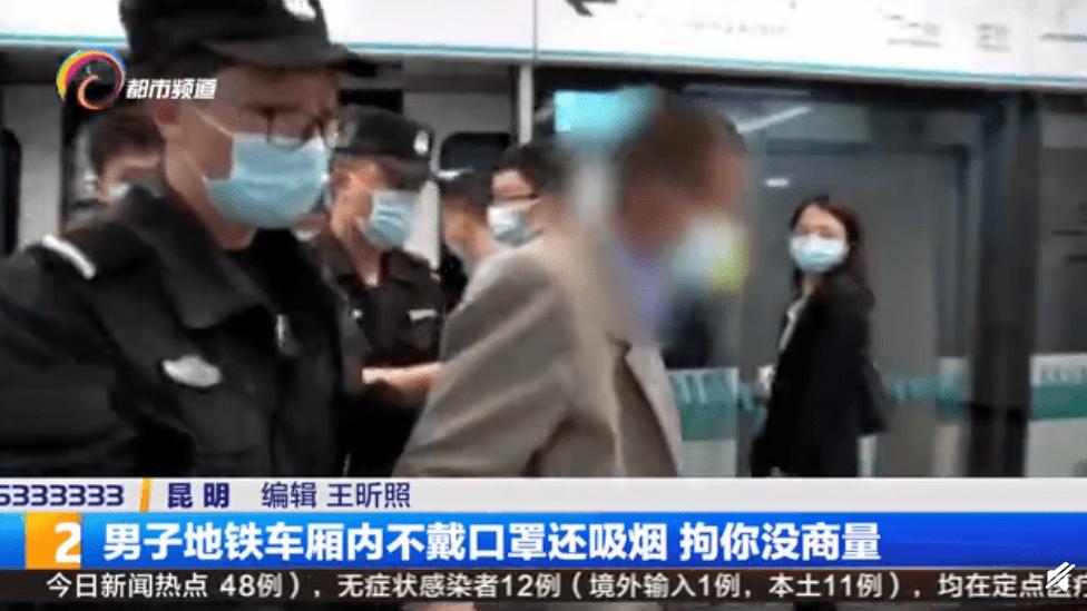 韩国一男子在地铁上抽烟，结果登上了全国头条