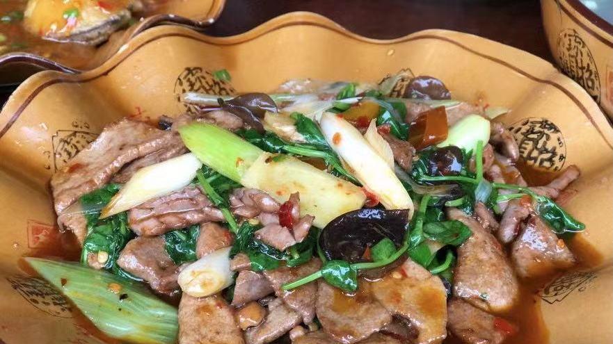 四川小镇上的家常菜馆，人均不到30元，食客开车40公里也要过来吃