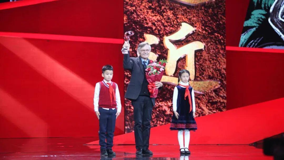 周新平说情感|从美国军人到感动中国年度人物，他为成中国人，先后4次申请绿卡