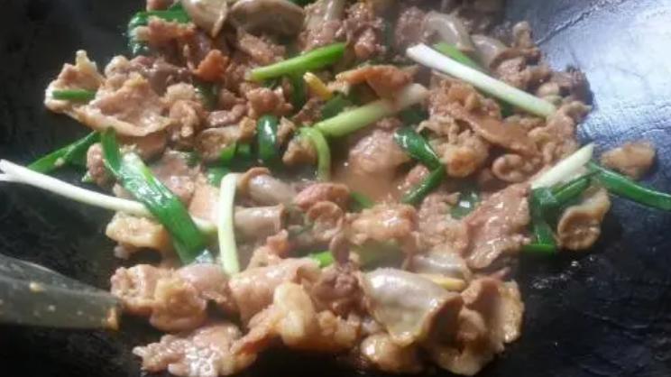 猪肉|炒猪瘦肉直接下锅，难怪不好吃！掌握好两个难点，炒出来又嫩又香