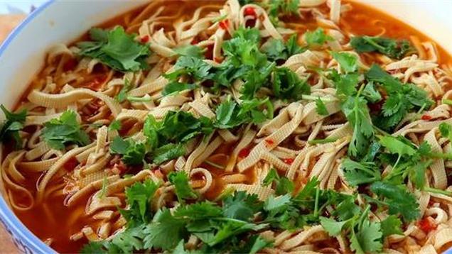 猪肉|豆腐皮不炒不凉拌，教你特色新吃法，一做一大盆不够吃，太香了