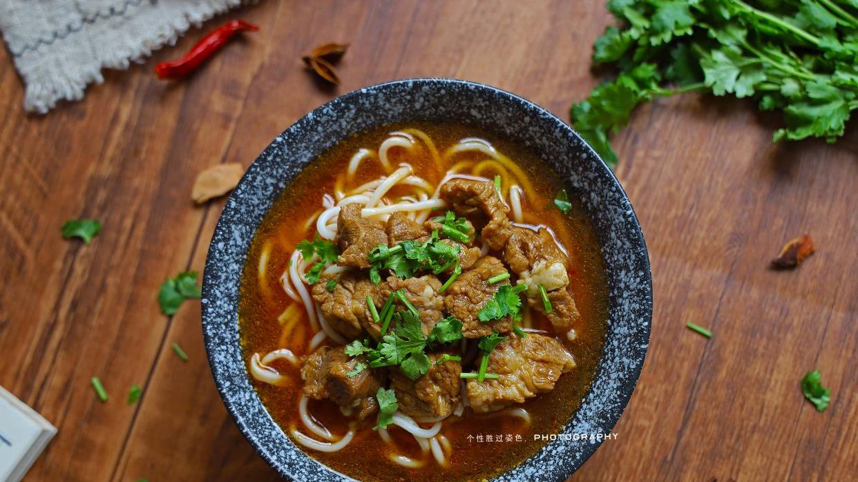 红烧牛肉面|红烧牛肉面我家都这样做，肉块酥烂、汤头浓郁，这个方子分享给你