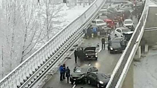 欧联网 意大利高速发生25辆车追尾事故 致2人死亡 31人伤