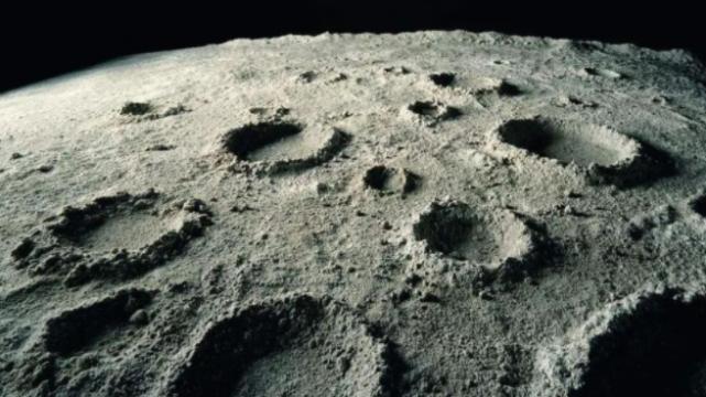 玉兔二号传回高清影像，中国首次在月表发现“天外来客”，已有100万年
