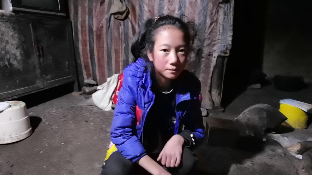 女孩|生活艰苦！女孩从没吃过面包，尝了一口后感到一阵辛酸...