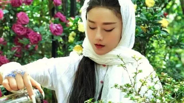 一次节目上，金星开玩笑问杨丽萍：指甲留这么长，上厕所怎么办？