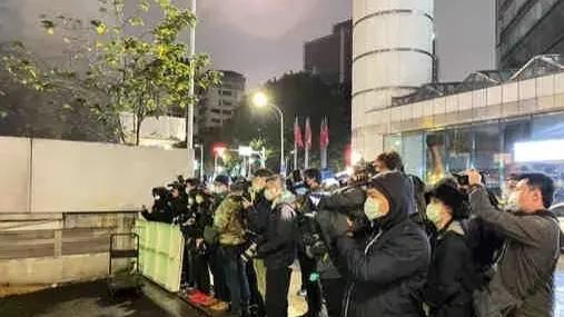 王力宏|王力宏突然给酒店外的记者准备热饮！网友：看不懂！