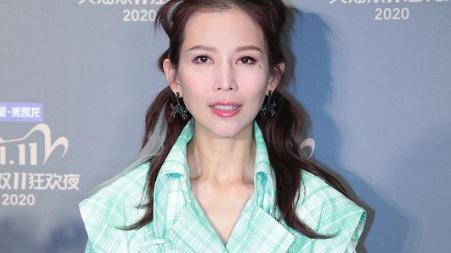 穿衣搭配|“娘娘”蔡少芬太调皮，年近50走少女路线，一头小辫子活力十足
