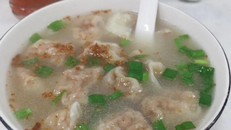茼蒿|福州只有10平的小破店，只卖4样饭，火了10年，一天卖30000颗扁肉