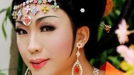 李玉刚|李玉刚有多渣？走红后抛弃糟糠之妻，今成为外国高官女婿！