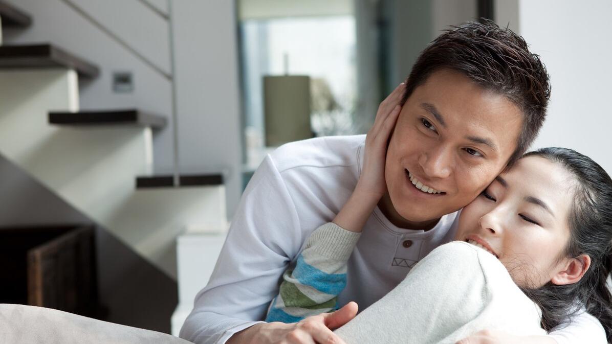 雯文情感屋|情侣拥抱时，女人有这三个举动，是爱你到心坎里了