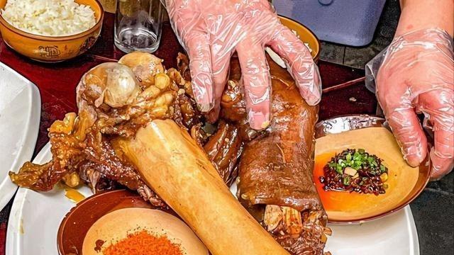豆腐|成都开在危房里的饭馆，一根骨头就卖200块钱，当地人直呼吃不起