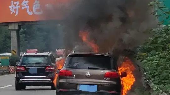监控视频 车子在外保养之后，行驶过程中突然起火自燃被烧成废铁，事后联系