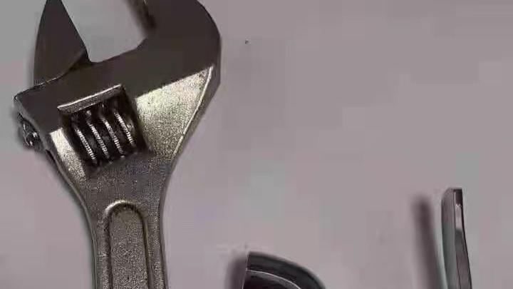 修水龙头修到衣柜里了，男子激动拿刀质问出轨现场