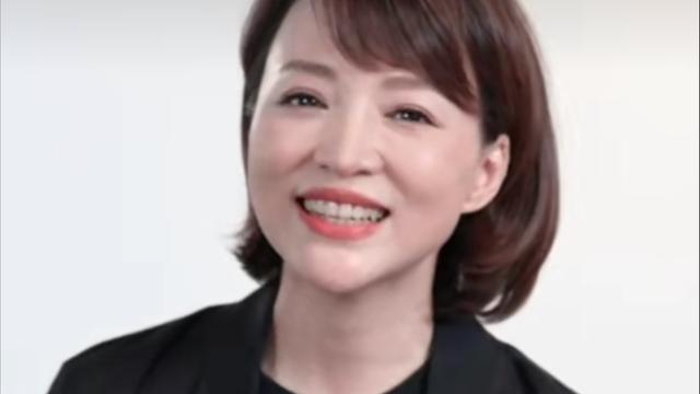 刘海|董卿久违露面，罕见剪刘海气质大变，穿运动装变酷girl美得不敢认