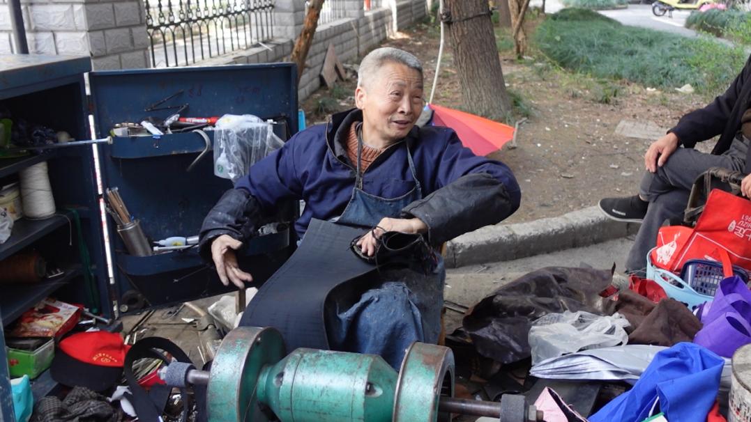 蔷薇姐姐看世界 20年如一日，戴金炉在杭州翠苑修鞋修伞，修的不仅是鞋更是回忆