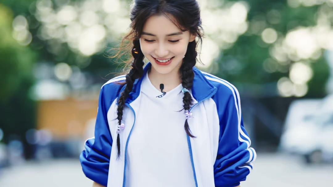 披萨|angleababy学姐来啦，校服配麻花辫，青春无敌