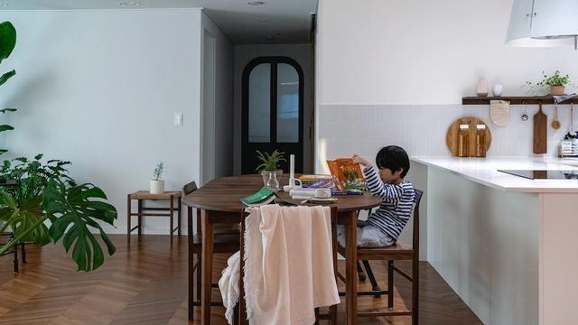 126㎡不要电视墙，客餐厅只有一张桌子，不仅没“翻车”还很温馨