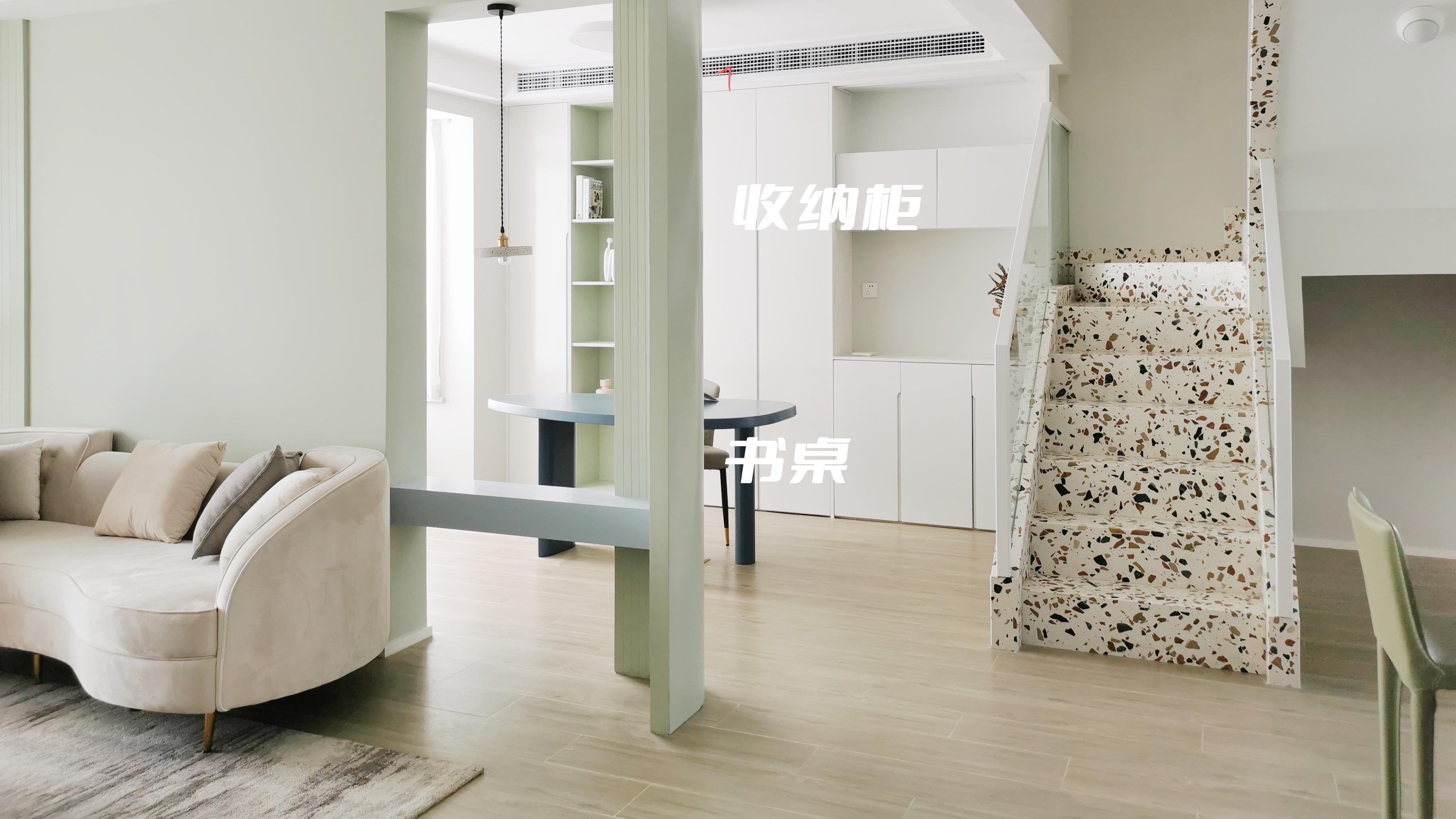 楼梯占地不足4㎡，铺水磨石装玻璃扶手，打破现浇楼梯刻板印象